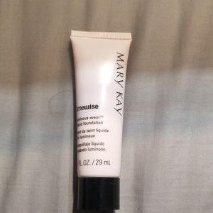 Mary Kay Luminous Wear foundation Ivory 5